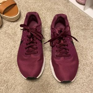 NIKE size 7 sneaker